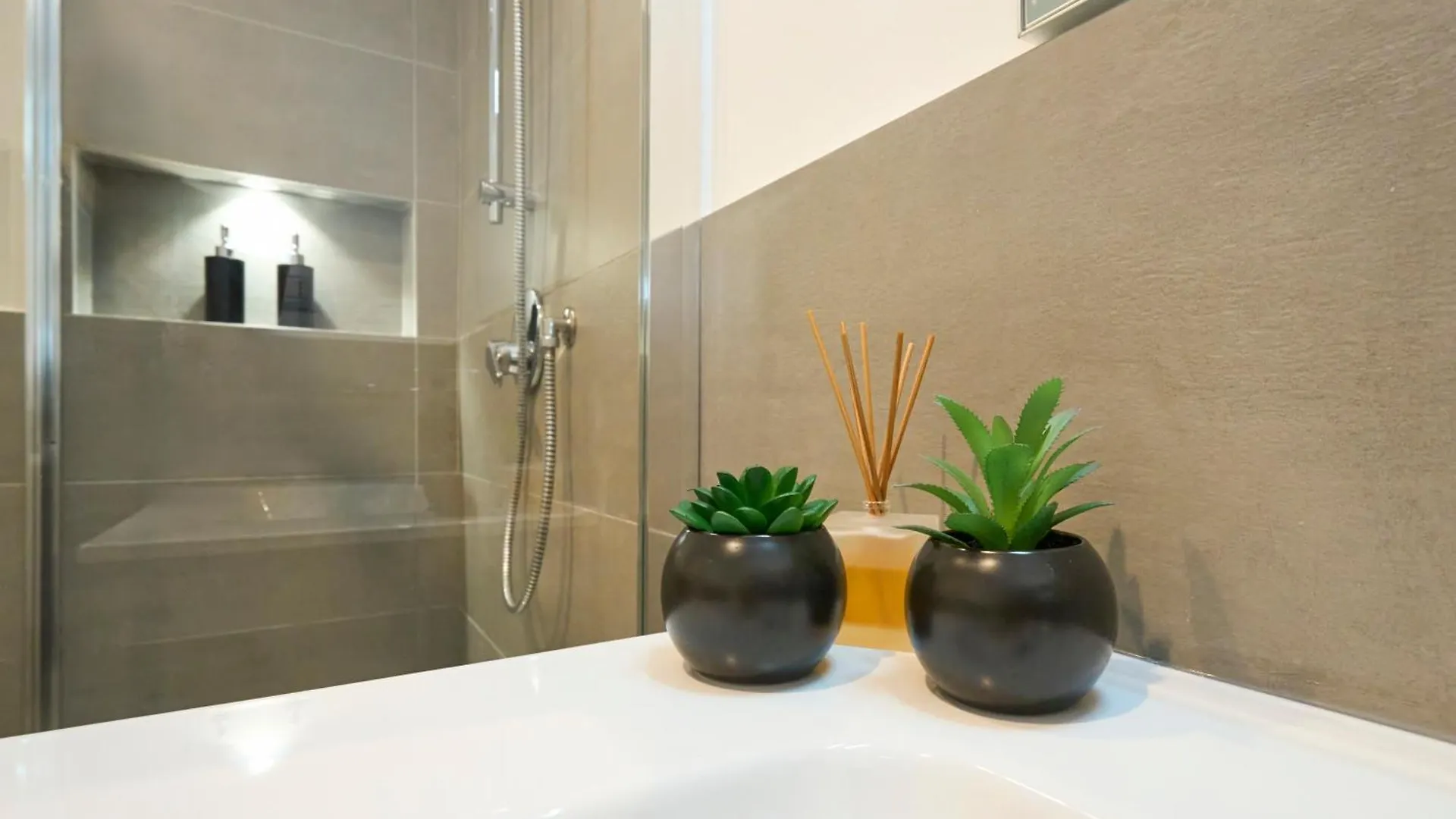 Luxury Design Suite - 20 Minutes From Duomo-Navigli Milan 0*,  Italy
